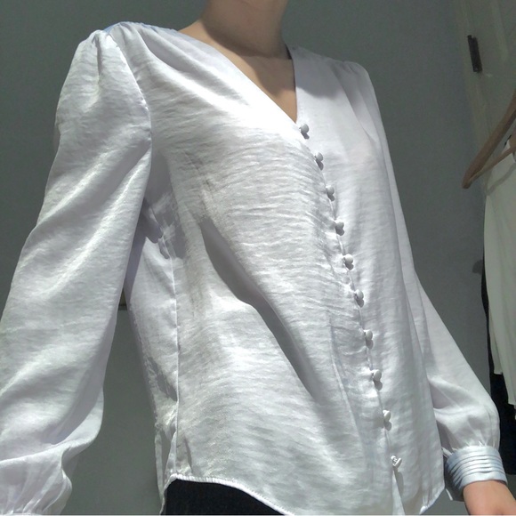 ❌SOLD Banana Republic V-Neck Button Up Blouse - Picture 2 of 8